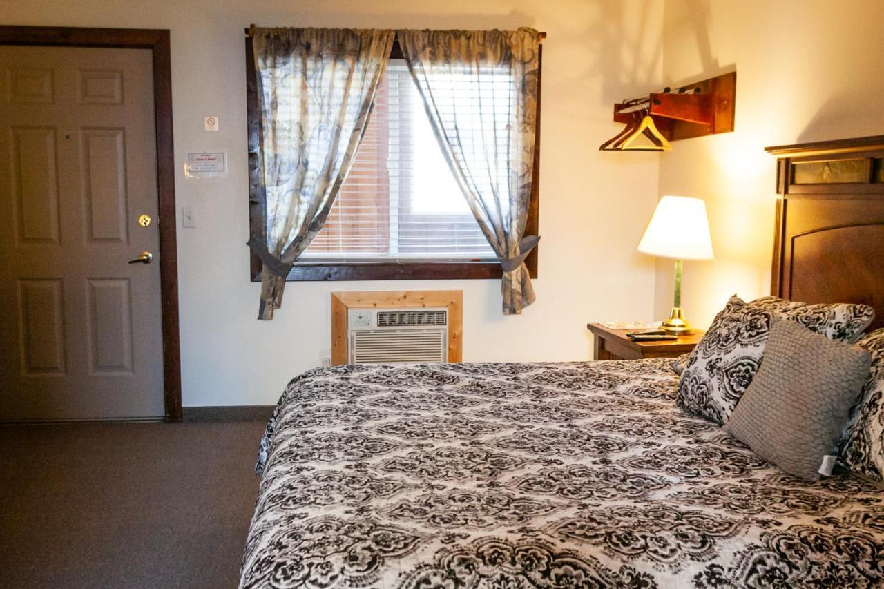 Circle R Motel イースト・グレイシャー・パーク エクステリア 写真